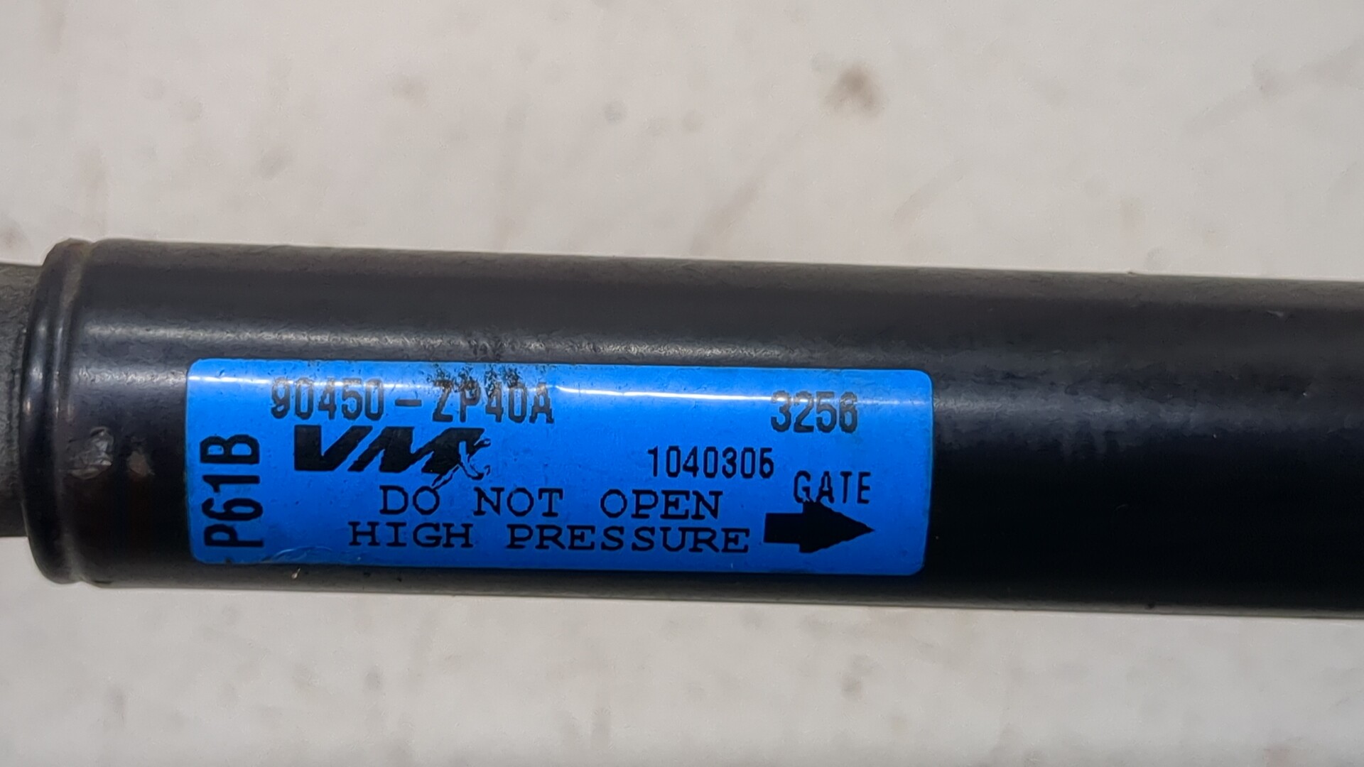 Амортизатор крышки багажника