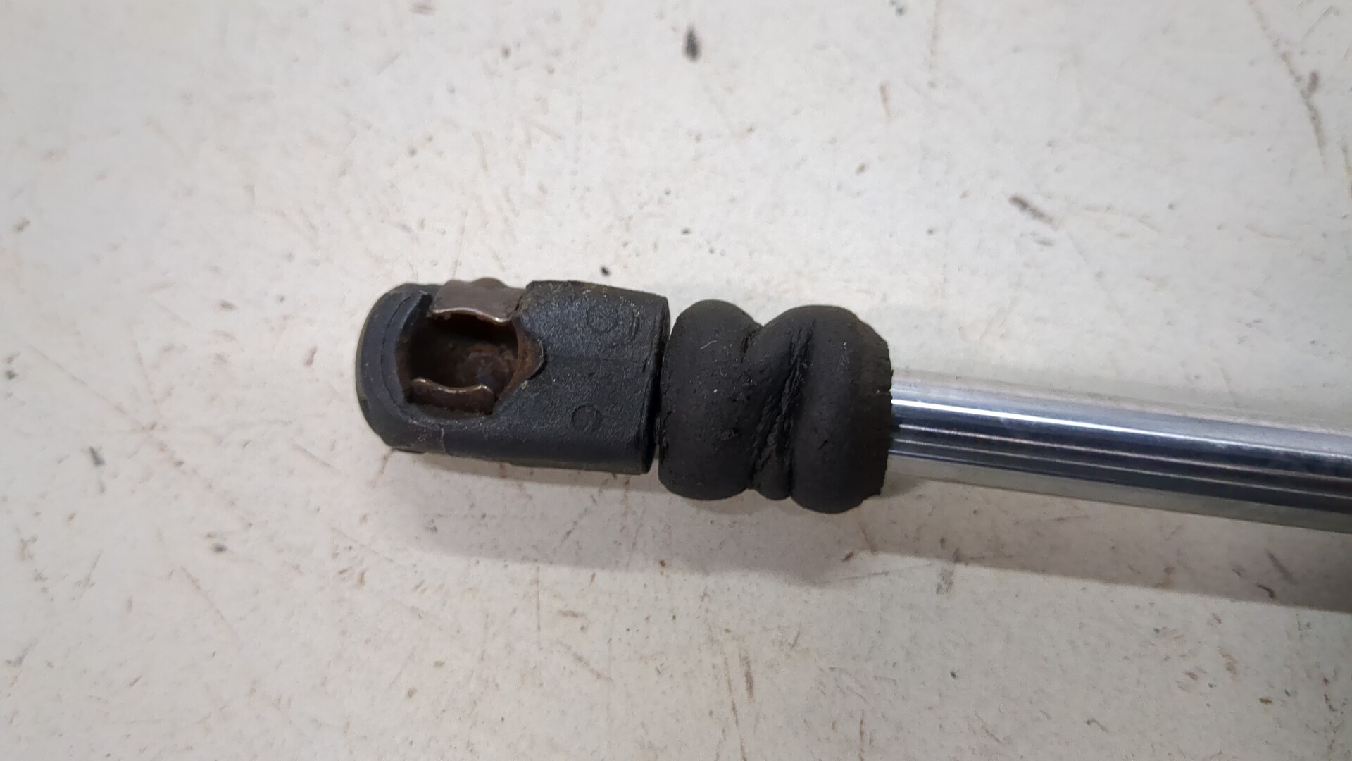 Амортизатор крышки багажника