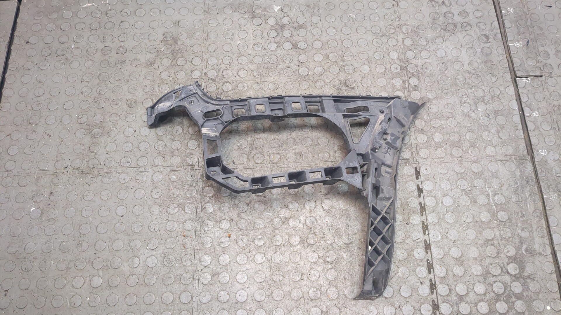 Кронштейн заднего бампера правый