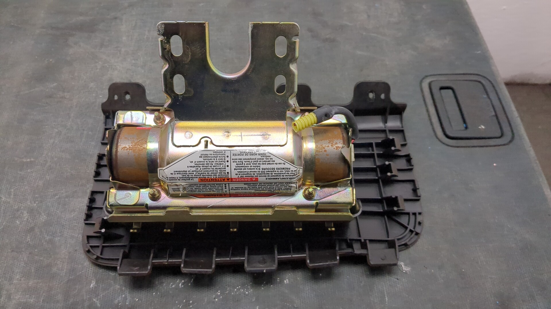 Подушка безопасности пассажирская (в торпедо)