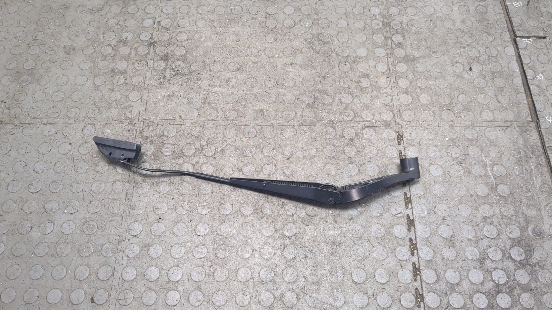 Поводок стеклоочистителя передний правый