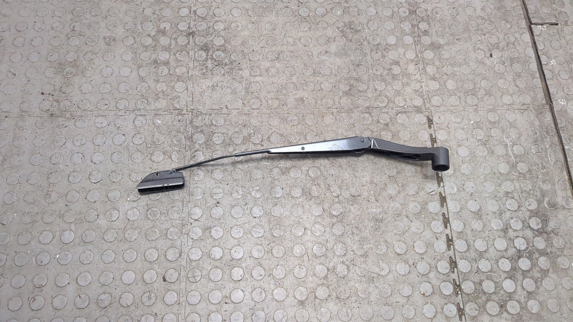 Поводок стеклоочистителя передний правый