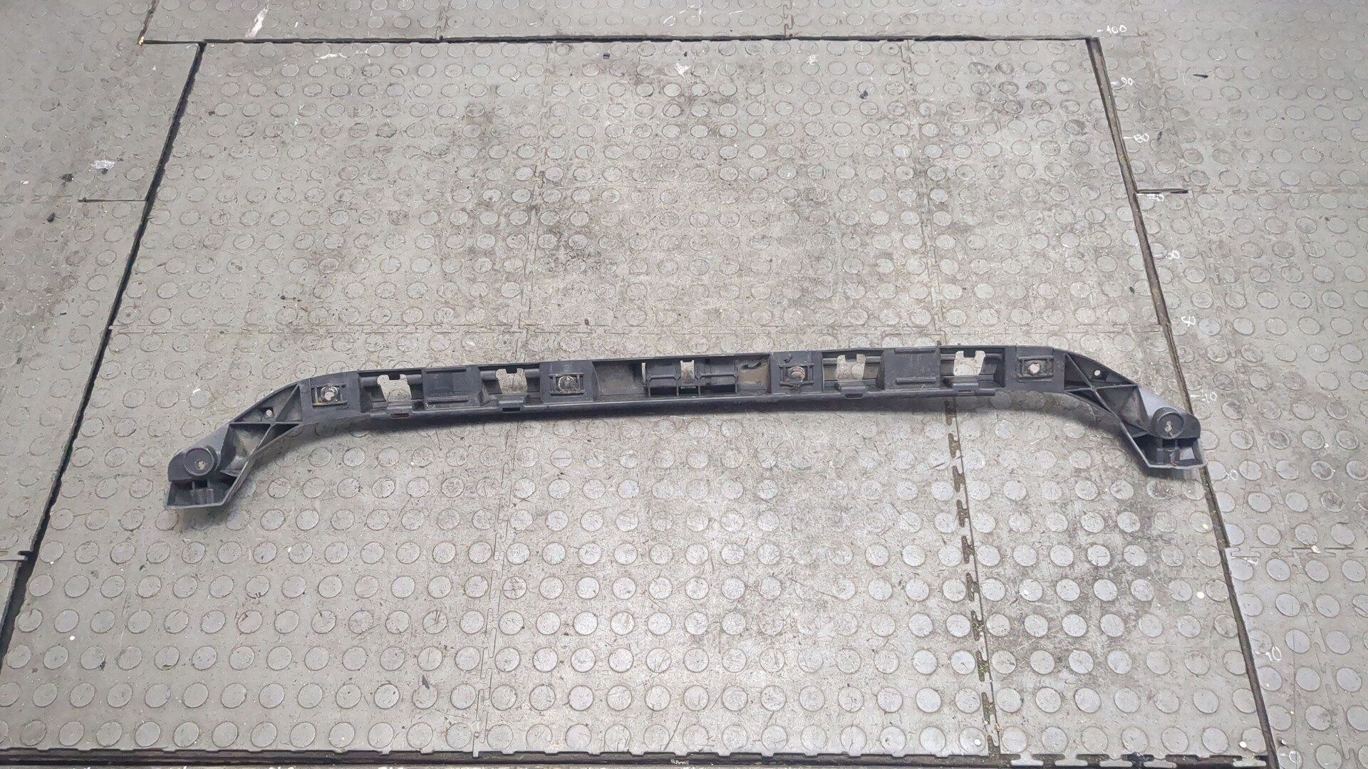 Кронштейн заднего бампера