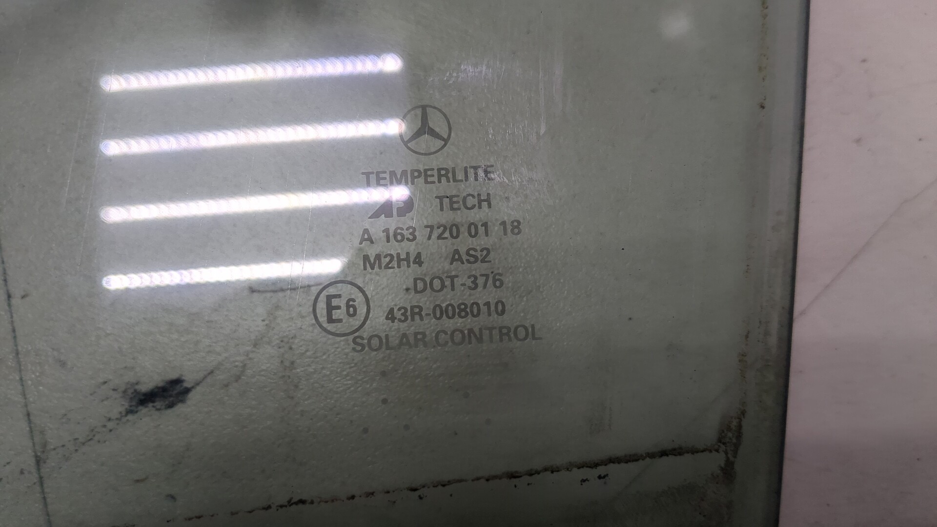 Стекло двери передней левой