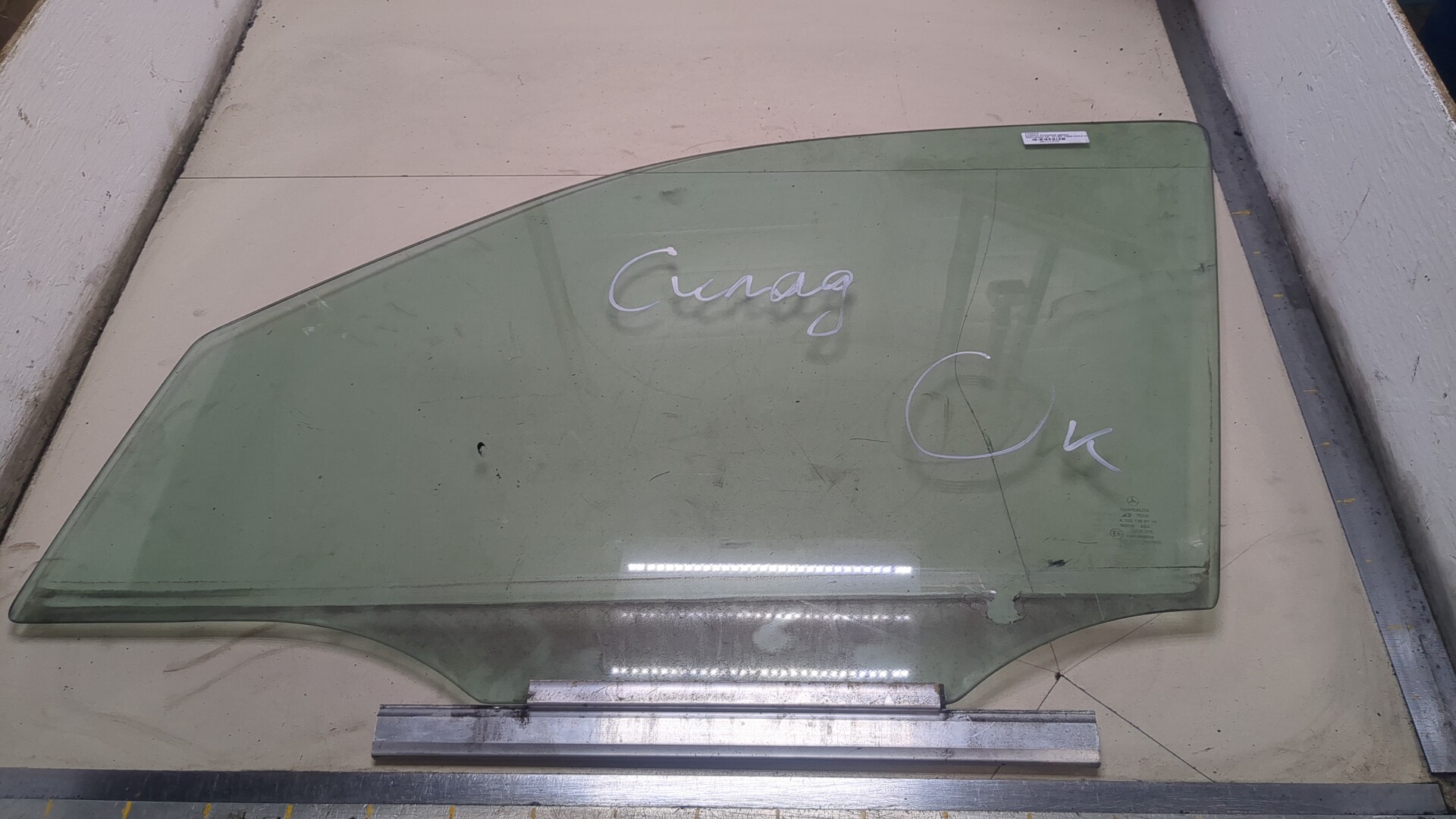 Стекло двери передней левой