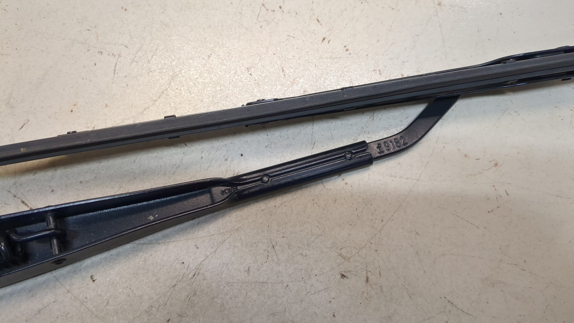 Поводок стеклоочистителя передний левый