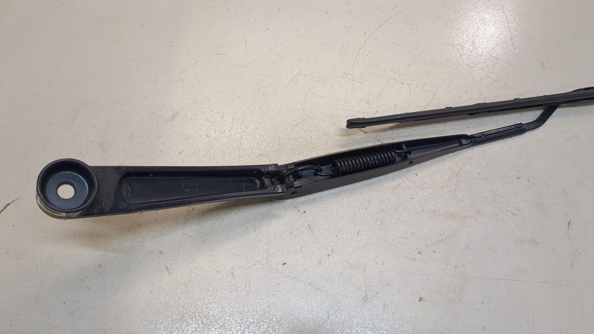 Поводок стеклоочистителя передний левый