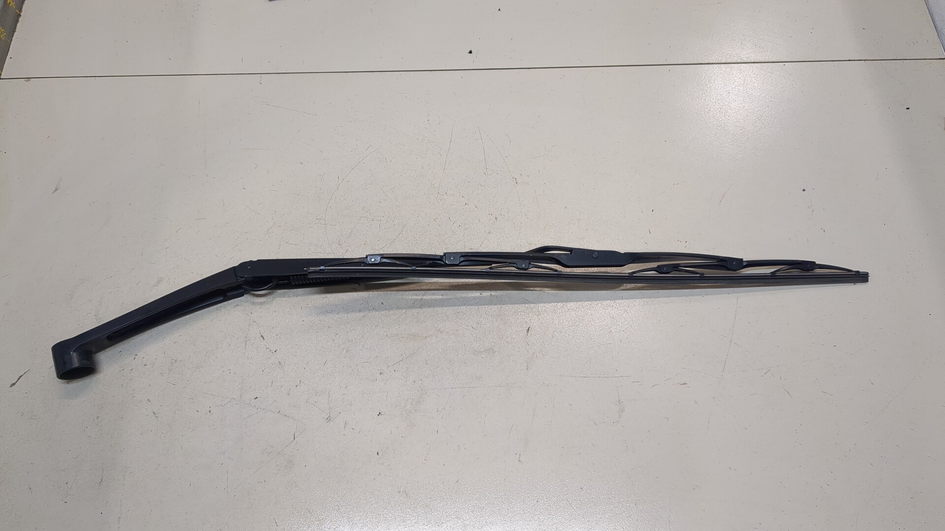 Поводок стеклоочистителя передний левый