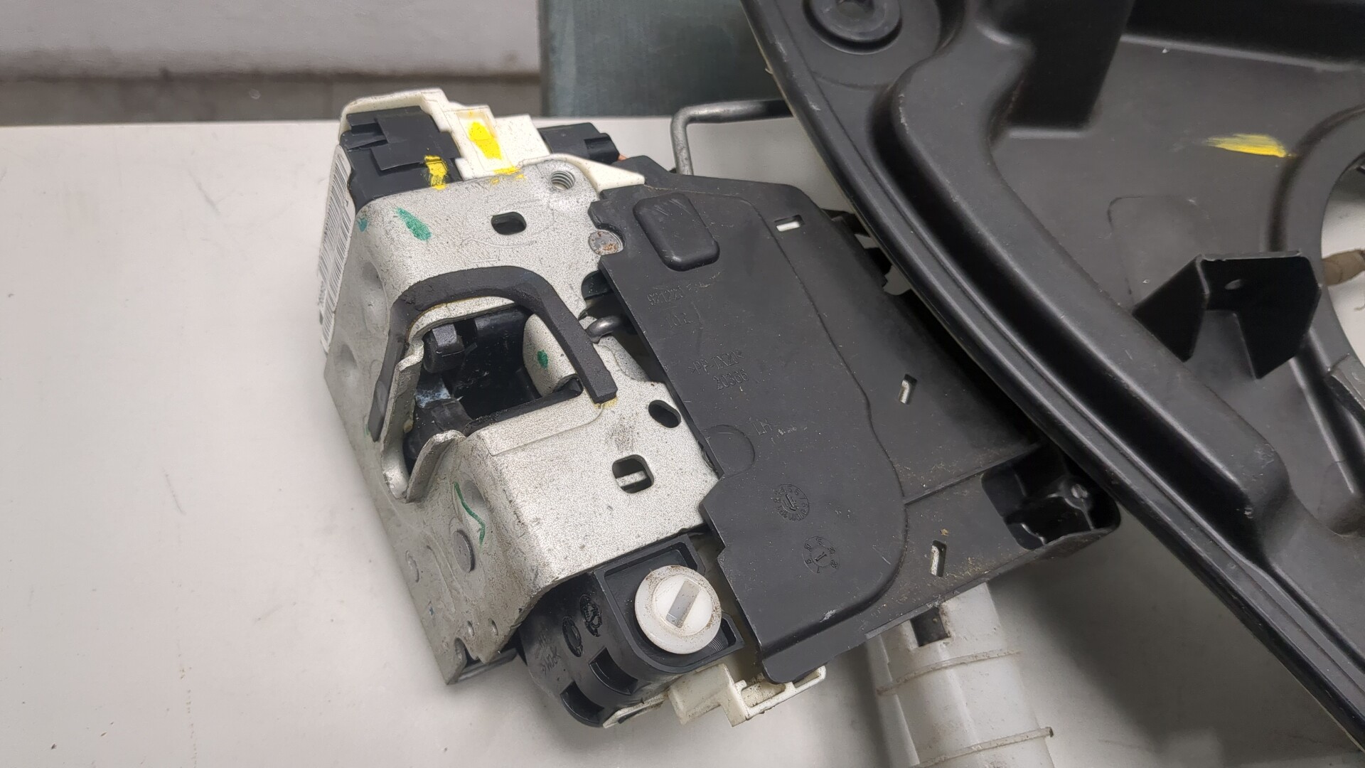 Стеклоподъемник электр. задний левый