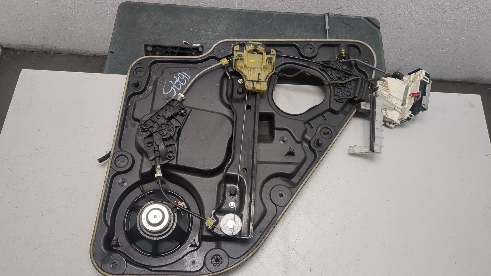 Стеклоподъемник электр. задний левый