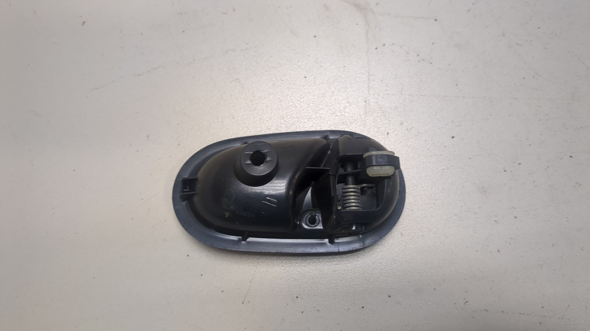 Ручка двери передней внутренняя левая