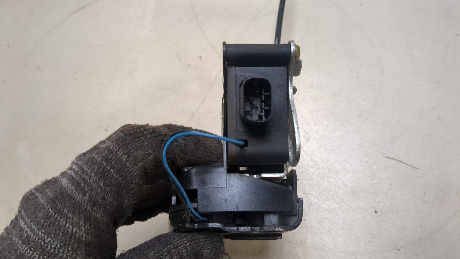 Замок двери передней правой