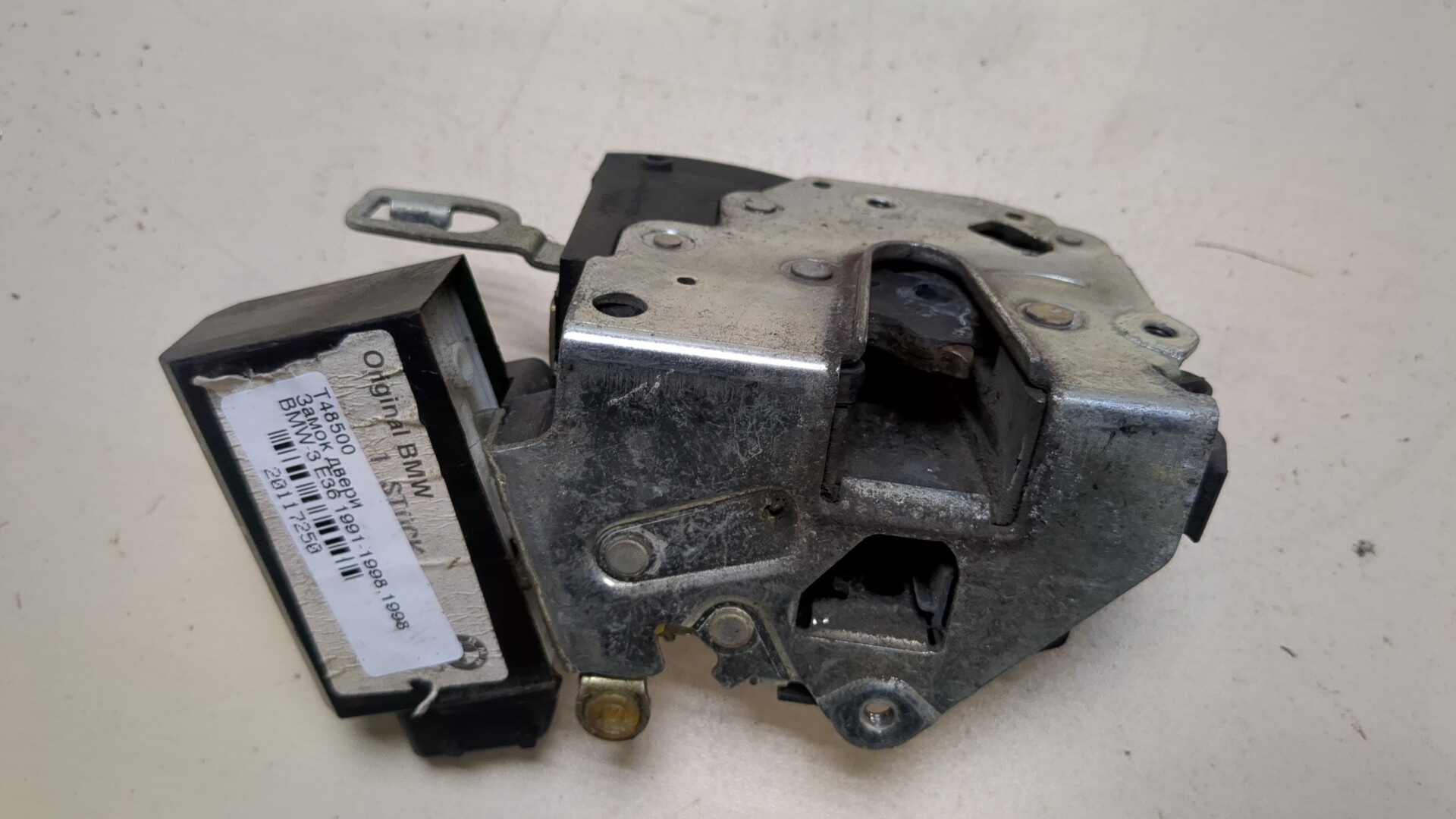 Замок двери передней правой