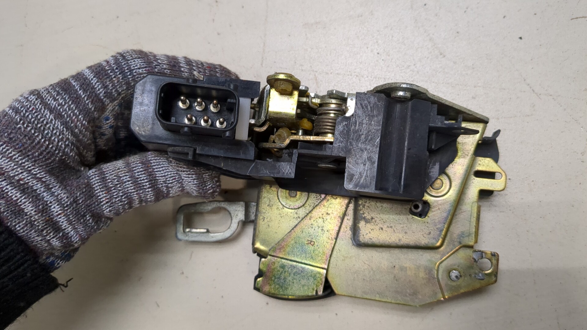 Замок двери передней правой