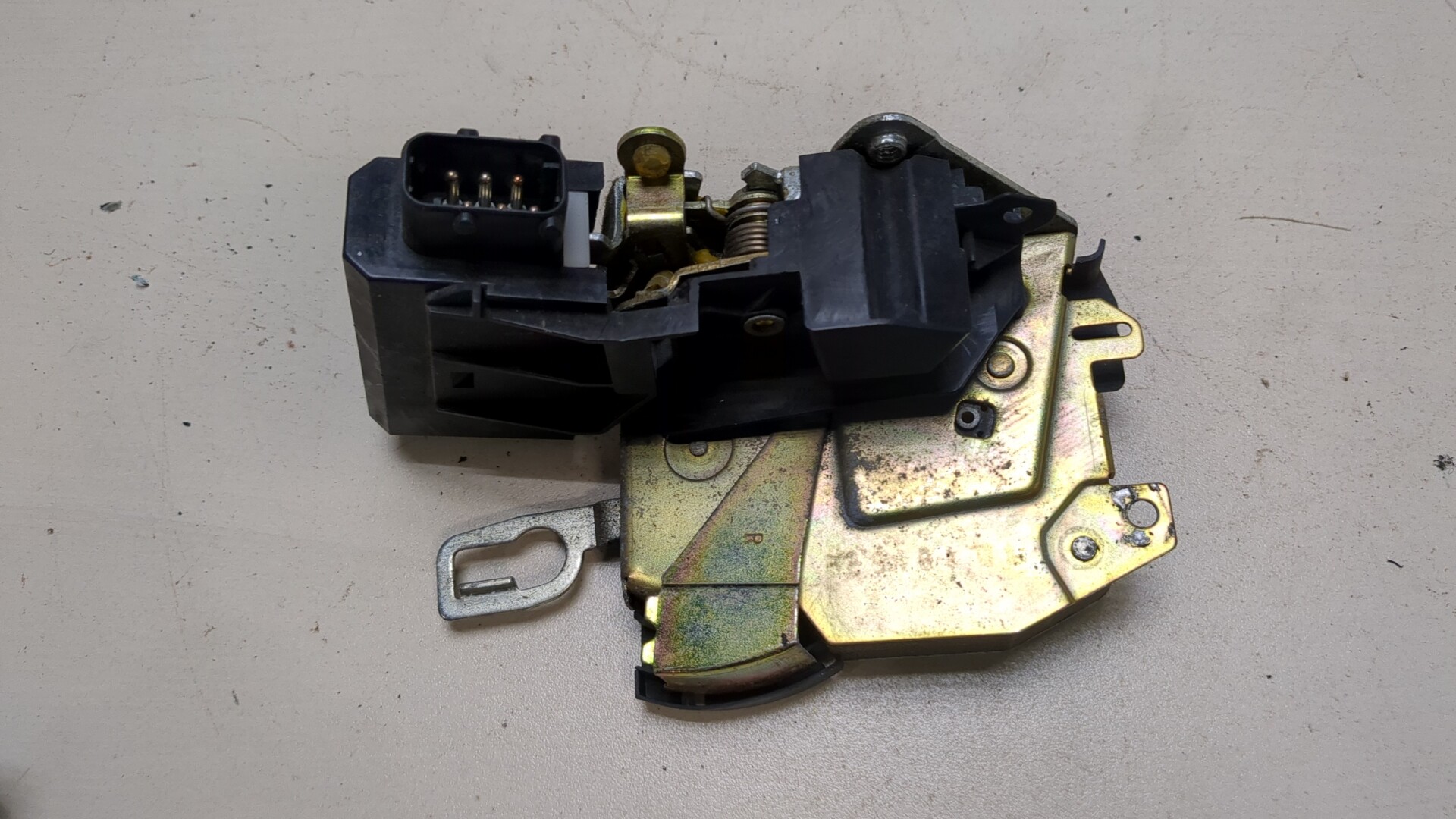 Замок двери передней правой