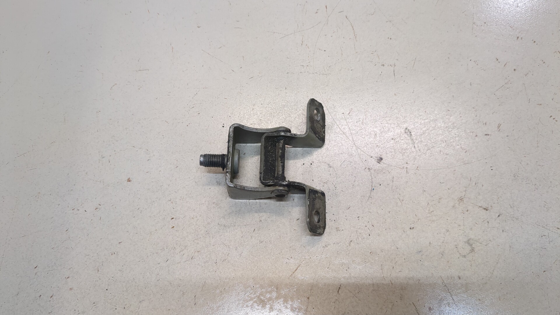 Петля крышки багажника