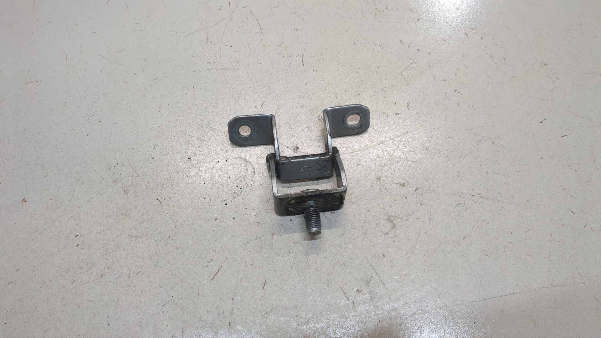 Петля крышки багажника