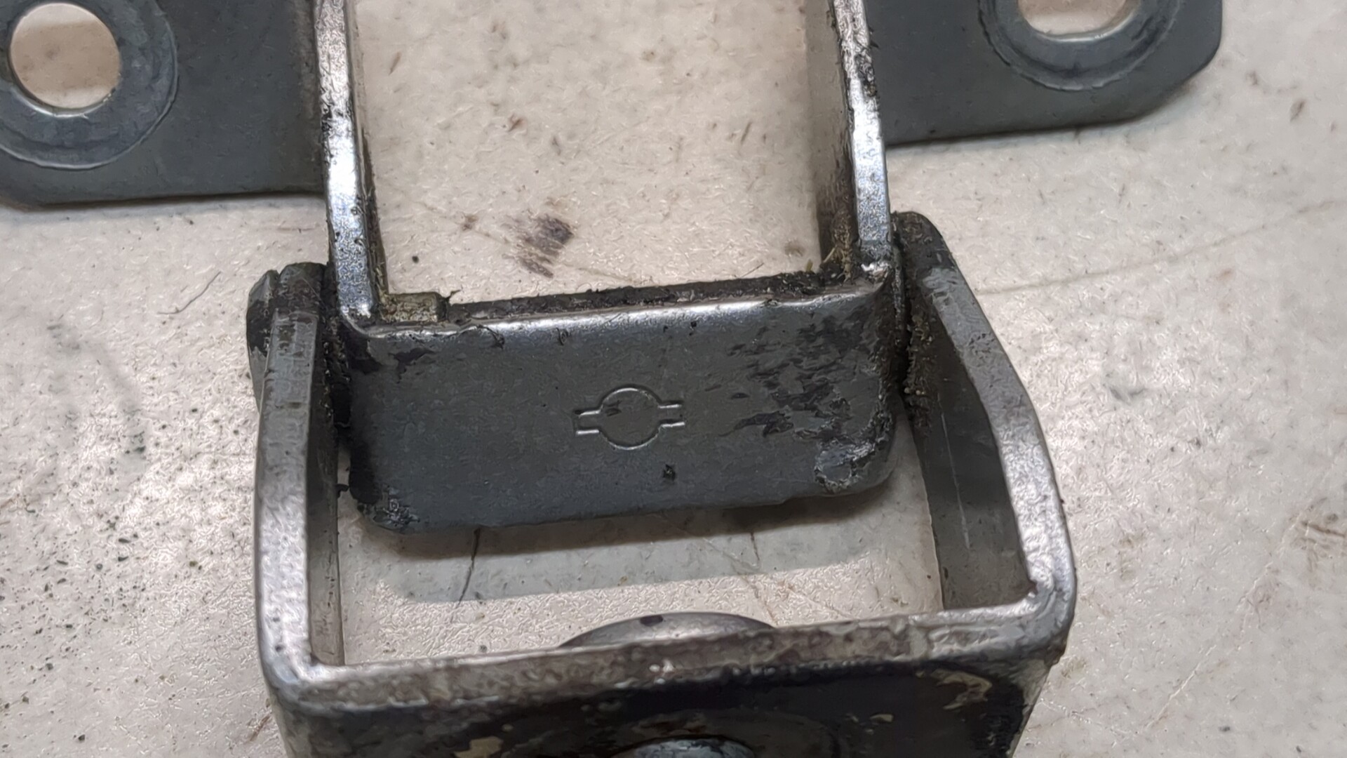 Петля крышки багажника