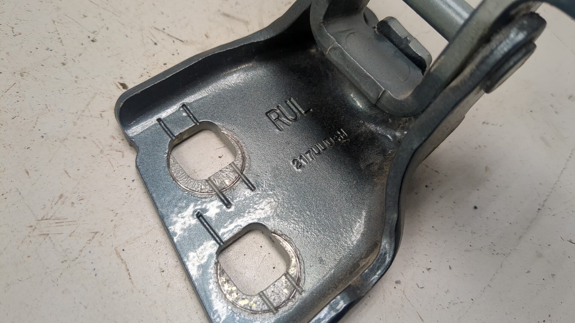 Петля двери