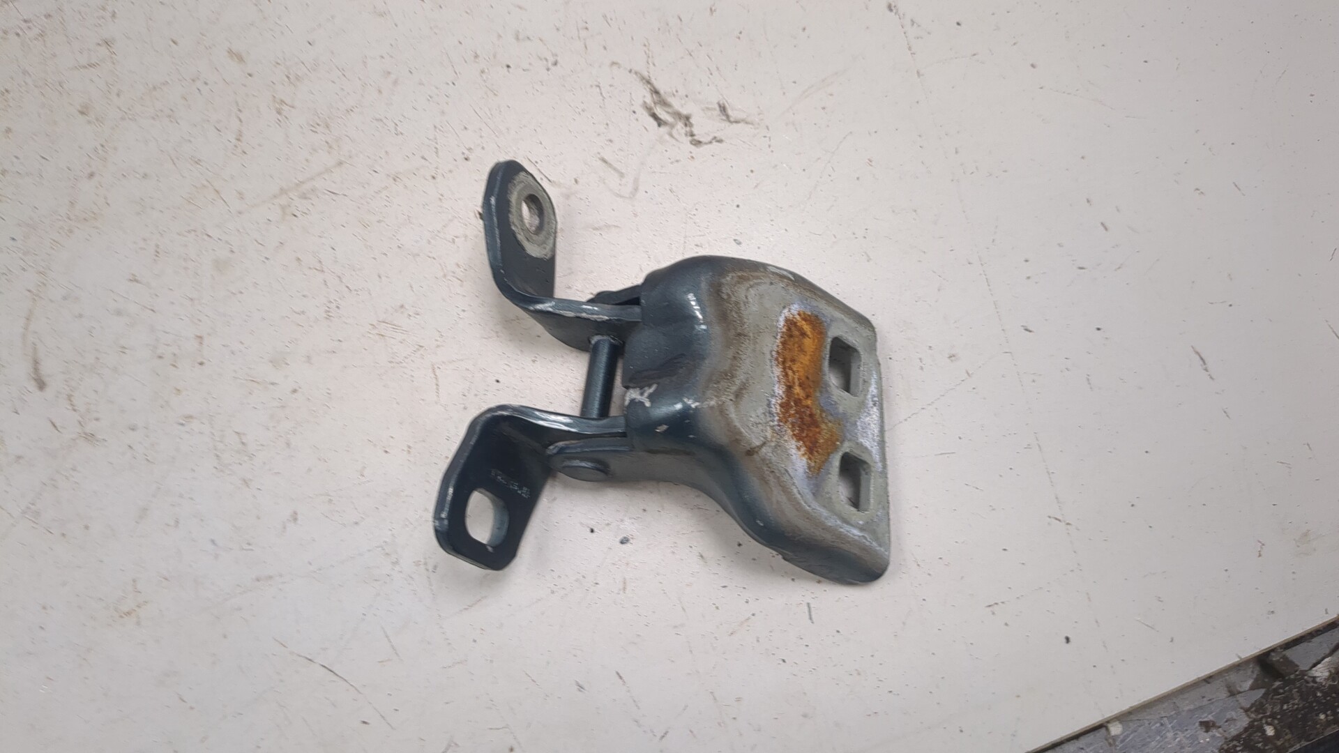 Петля двери