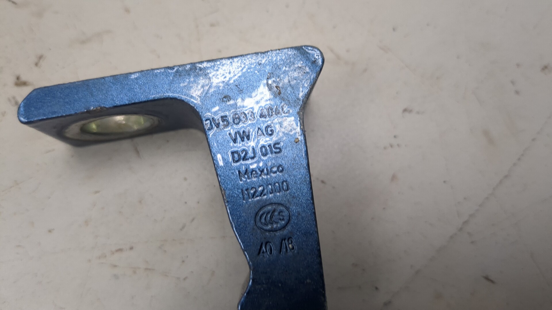 Петля двери