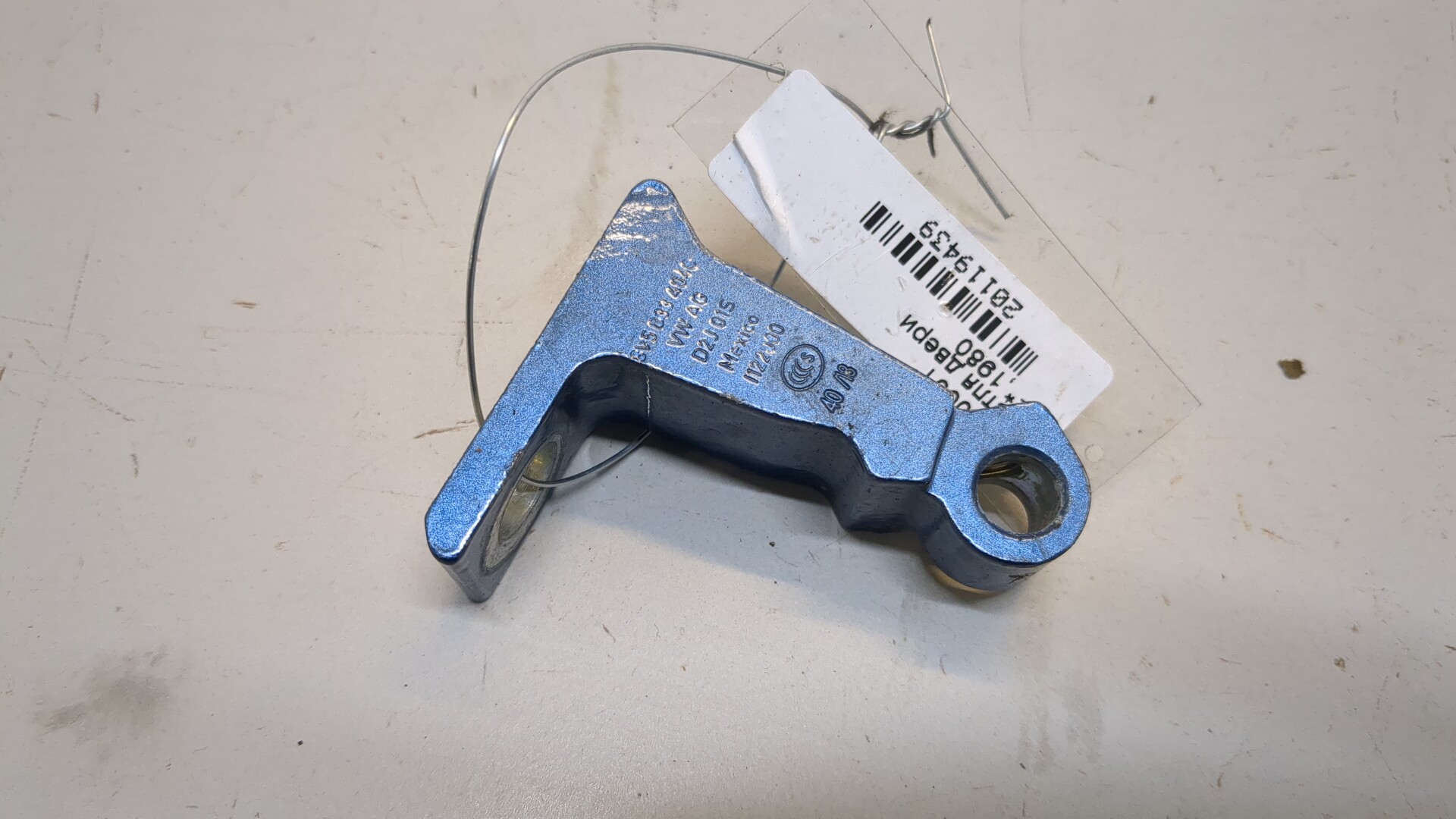 Петля двери