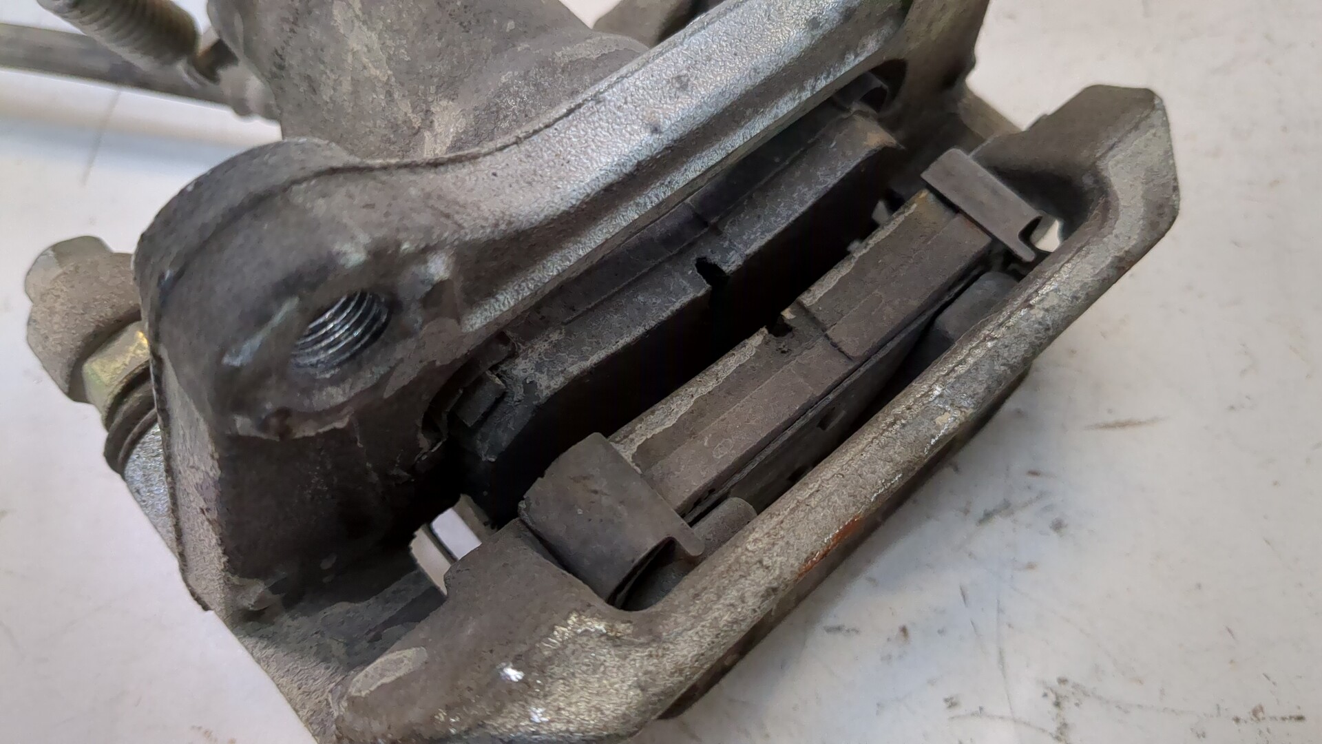 Суппорт задний левый