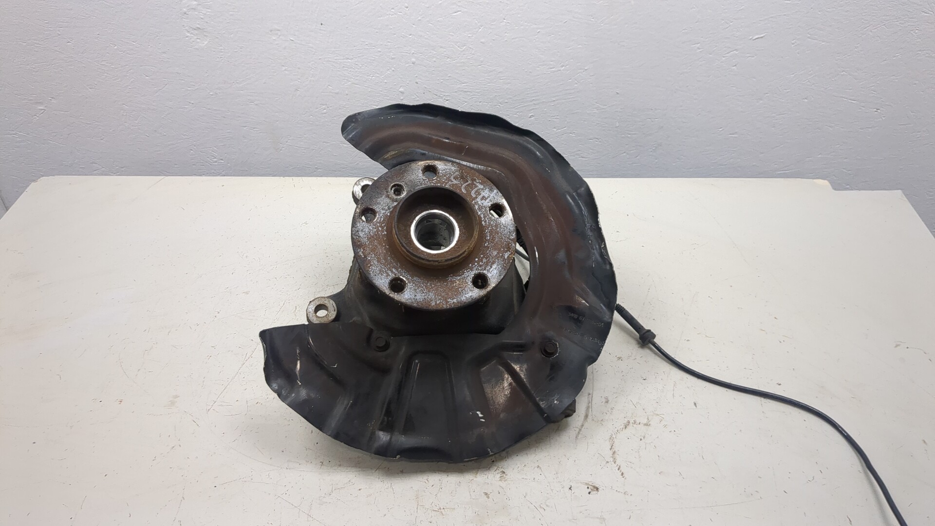 Кулак поворотный передний правый