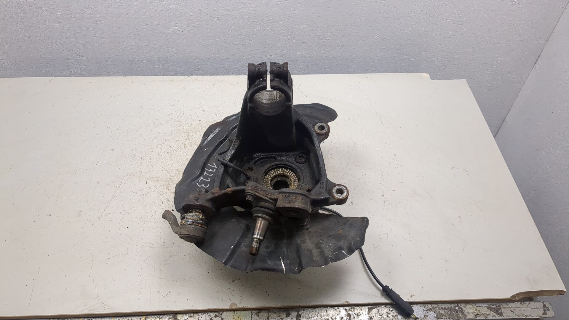 Кулак поворотный передний правый