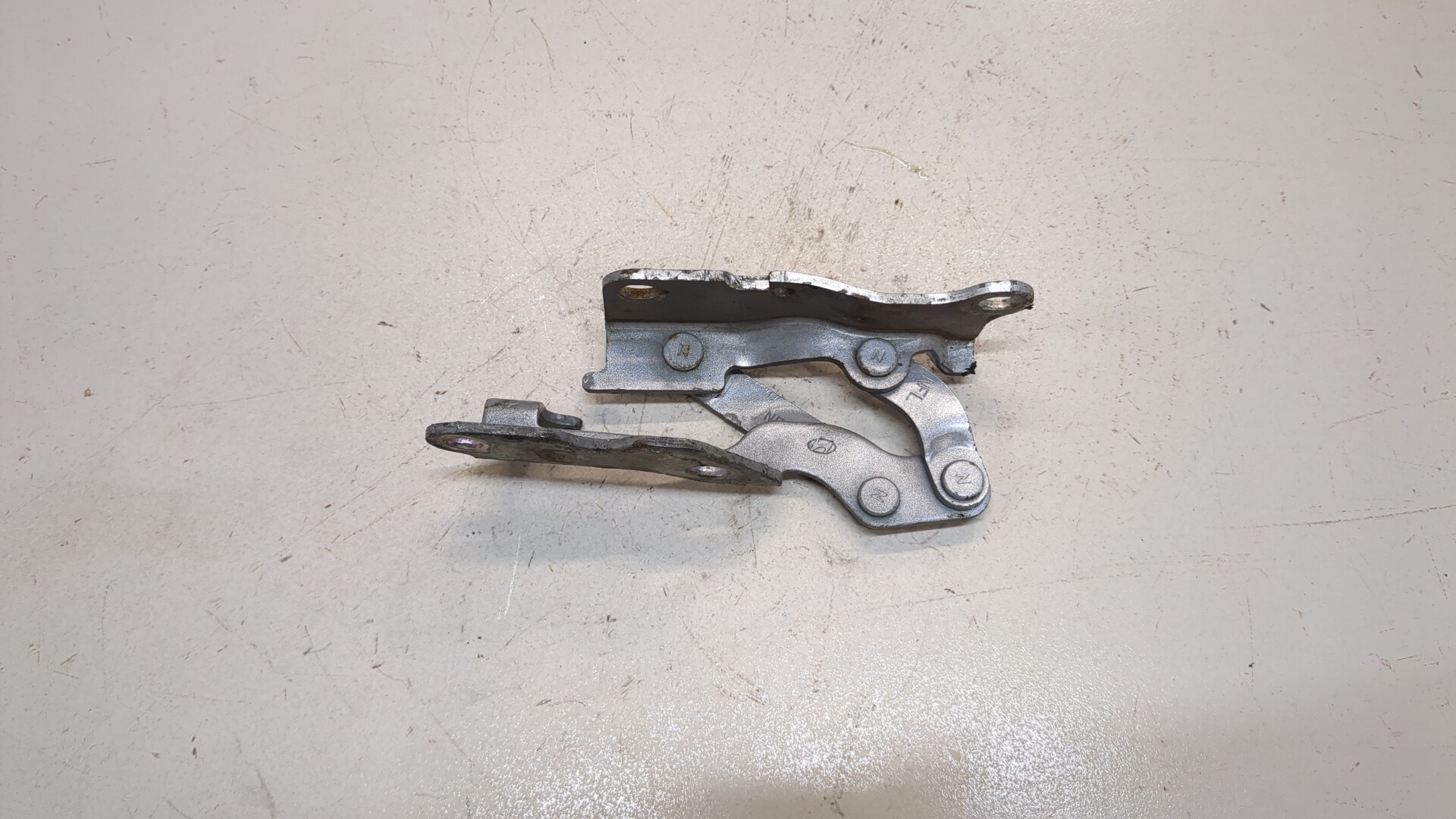 Петля капота левая