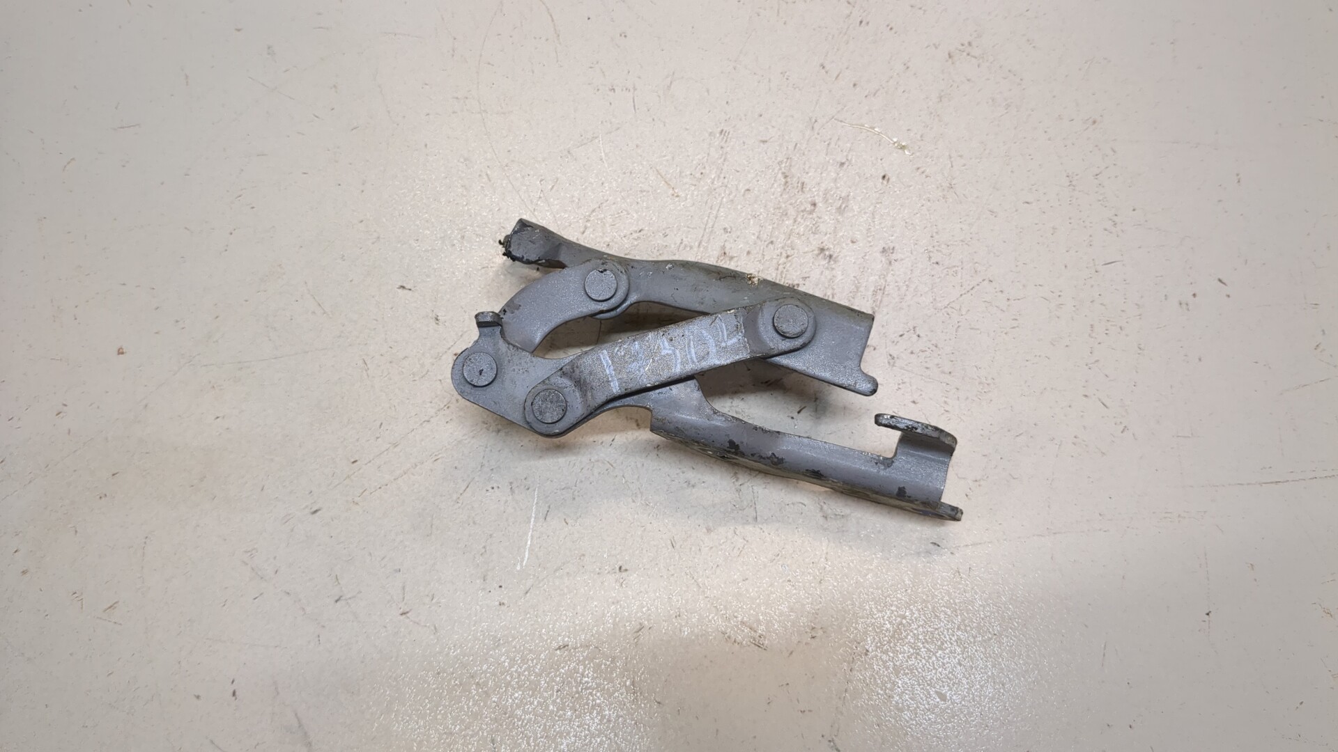 Петля капота левая