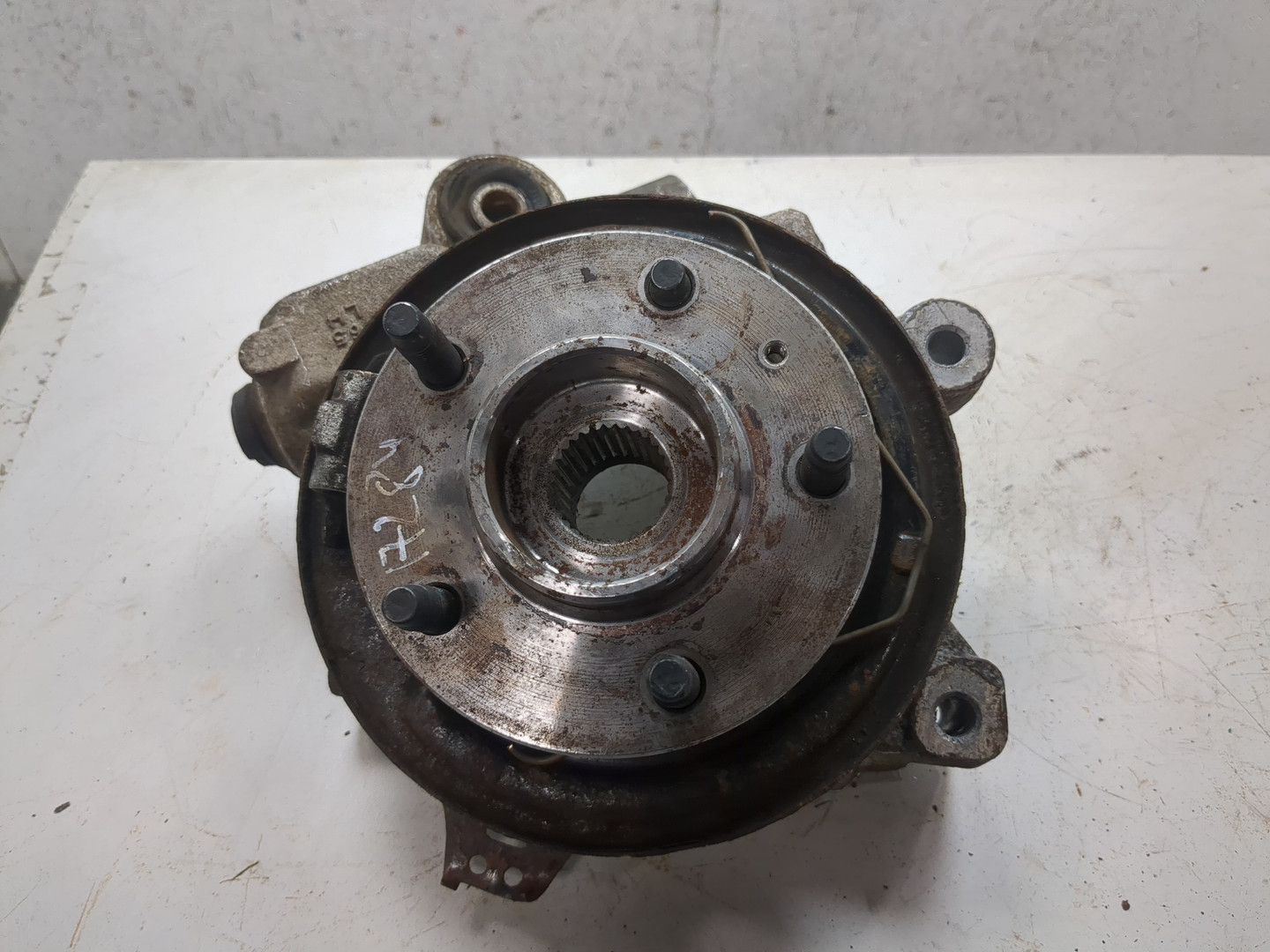 Кулак поворотный задний левый