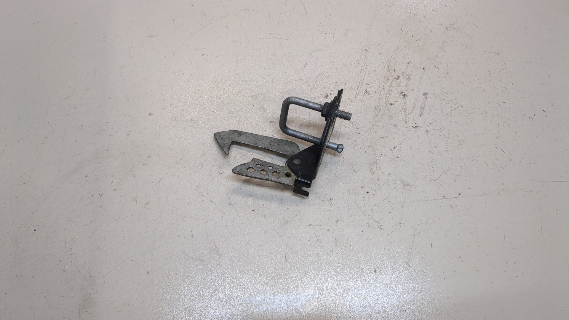 Замок капота