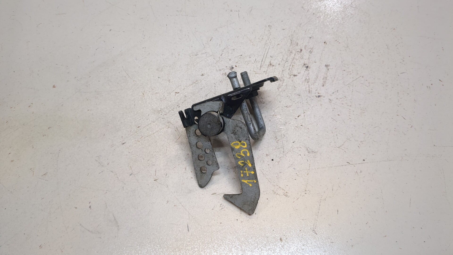 Замок капота