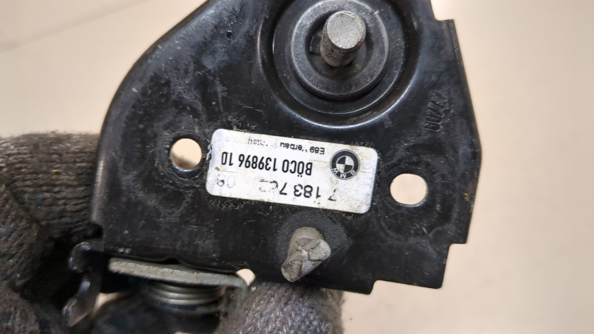 Замок капота