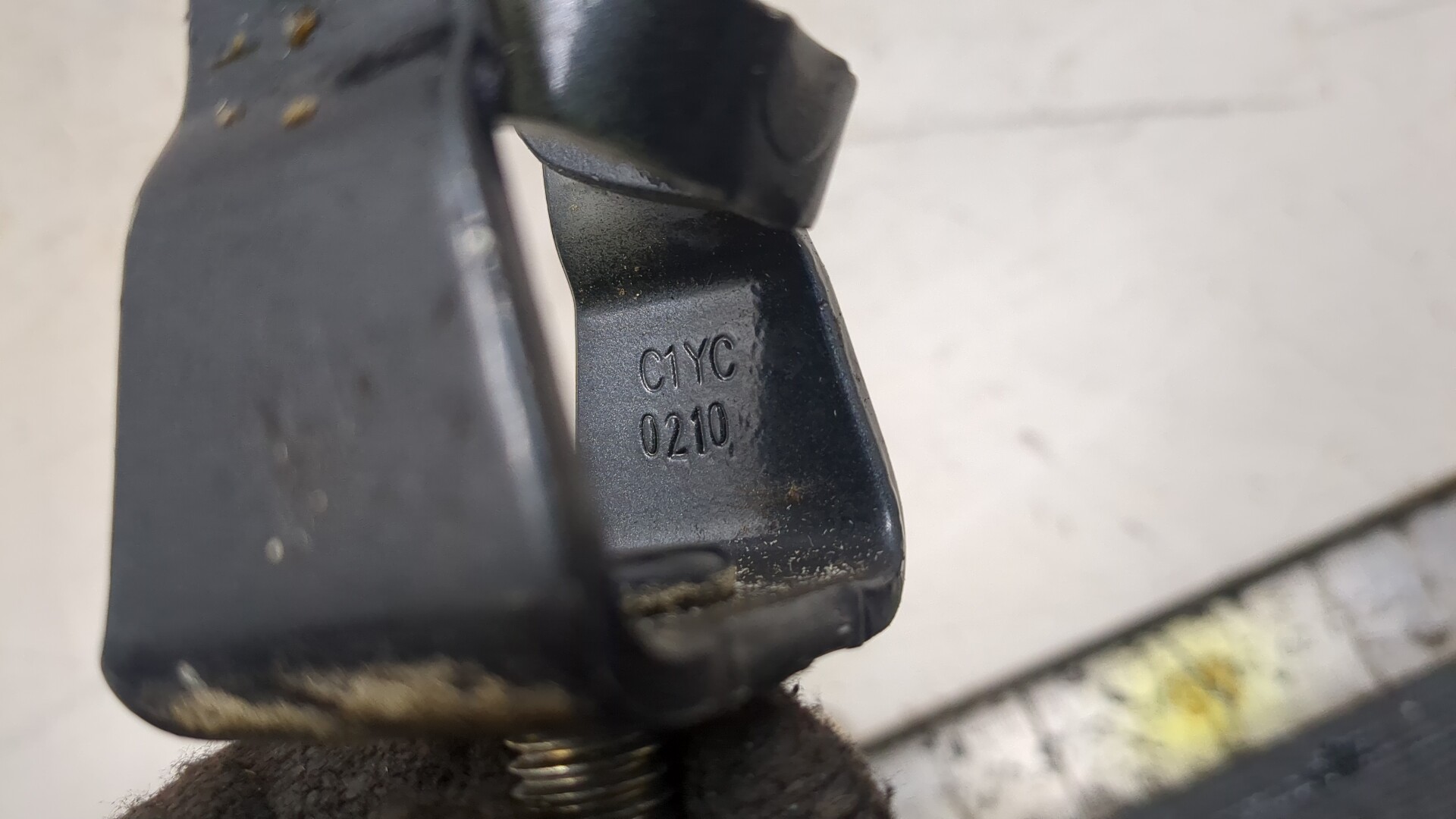 Петля крышки багажника