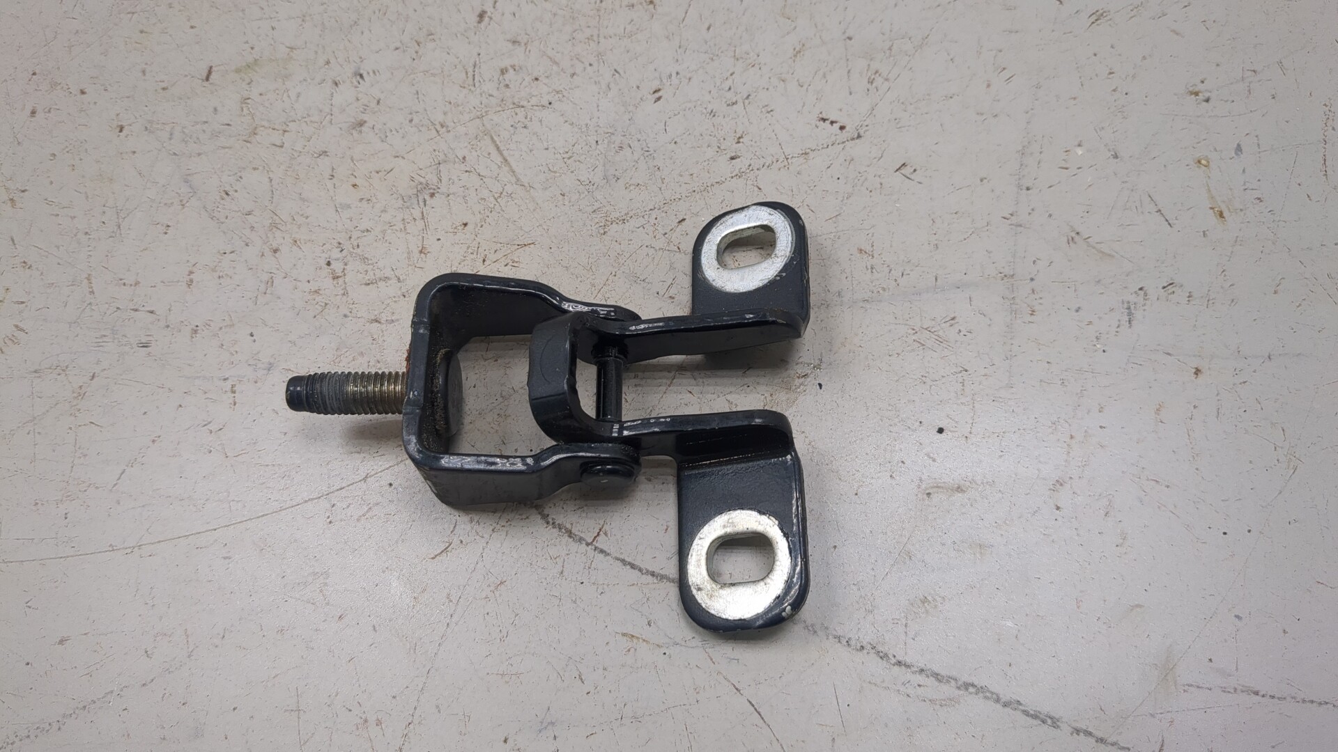 Петля крышки багажника