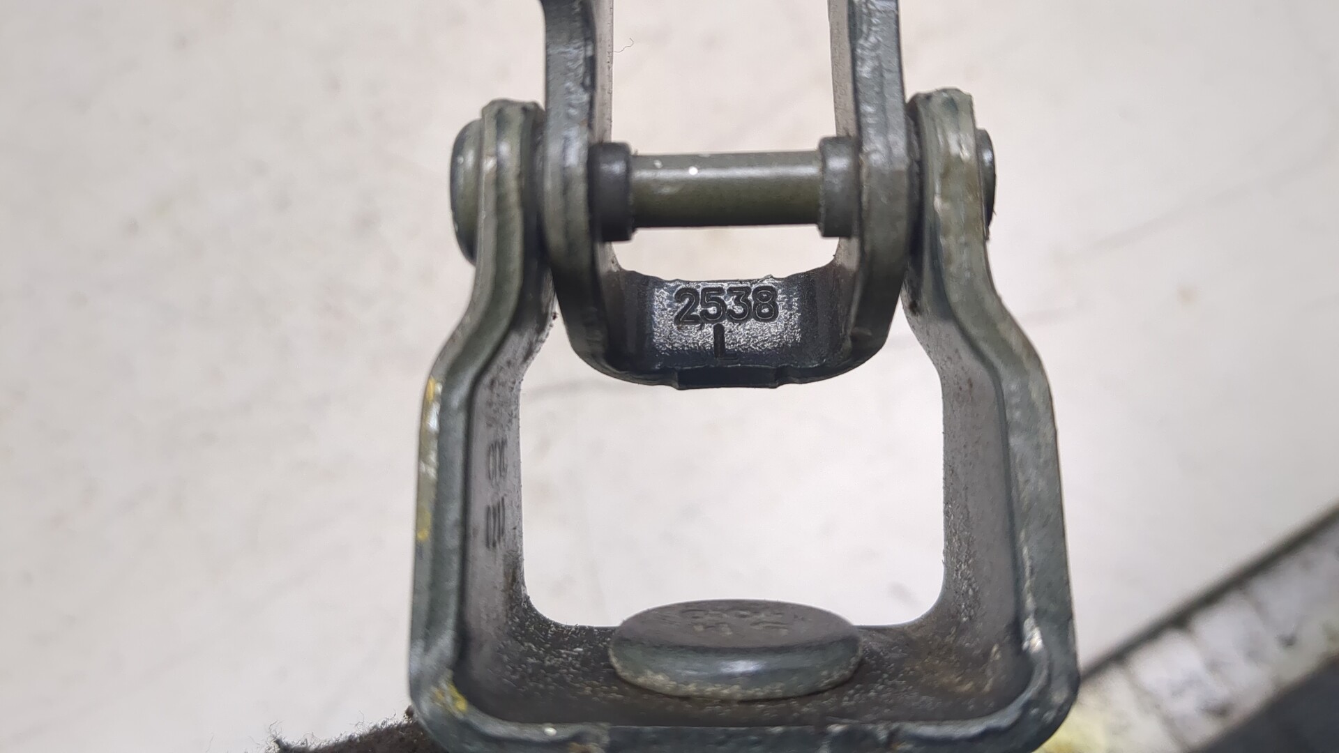 Петля крышки багажника