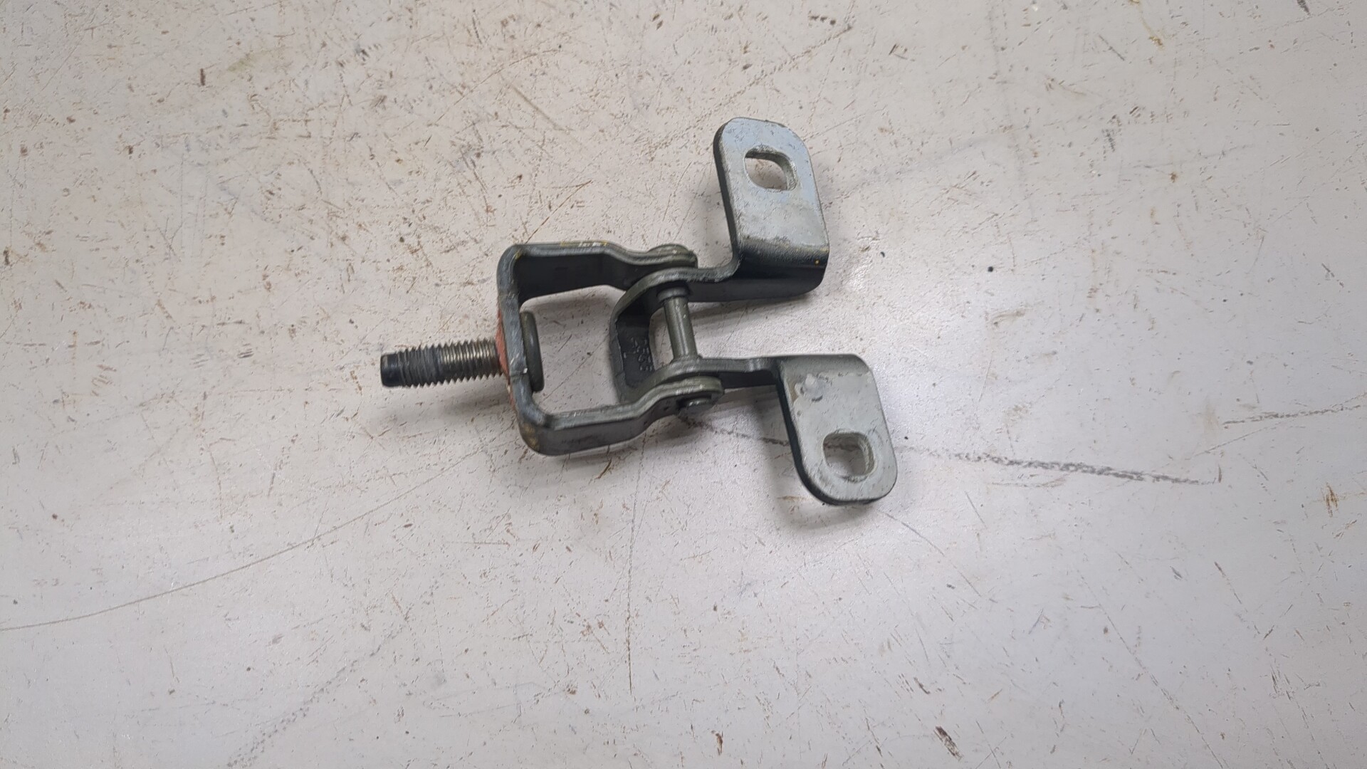 Петля крышки багажника