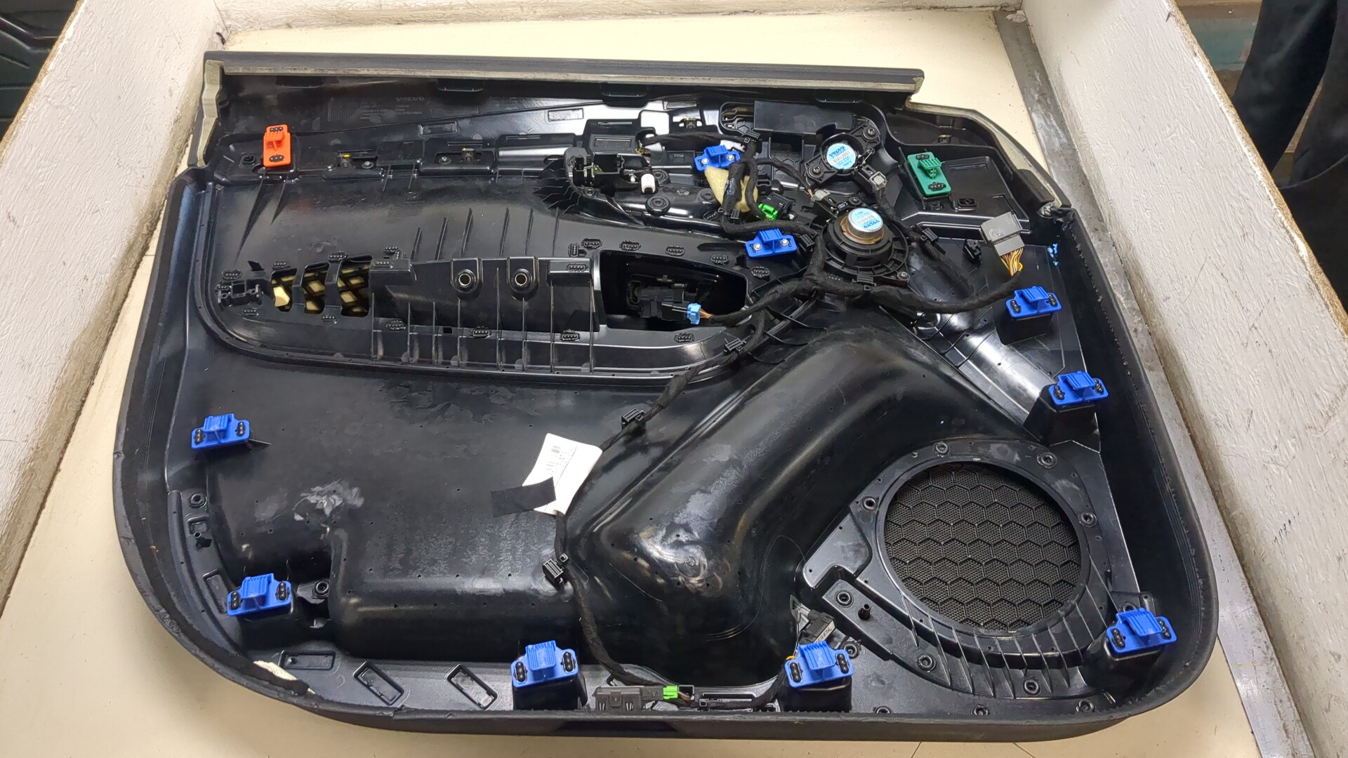 Обшивка двери передней правой