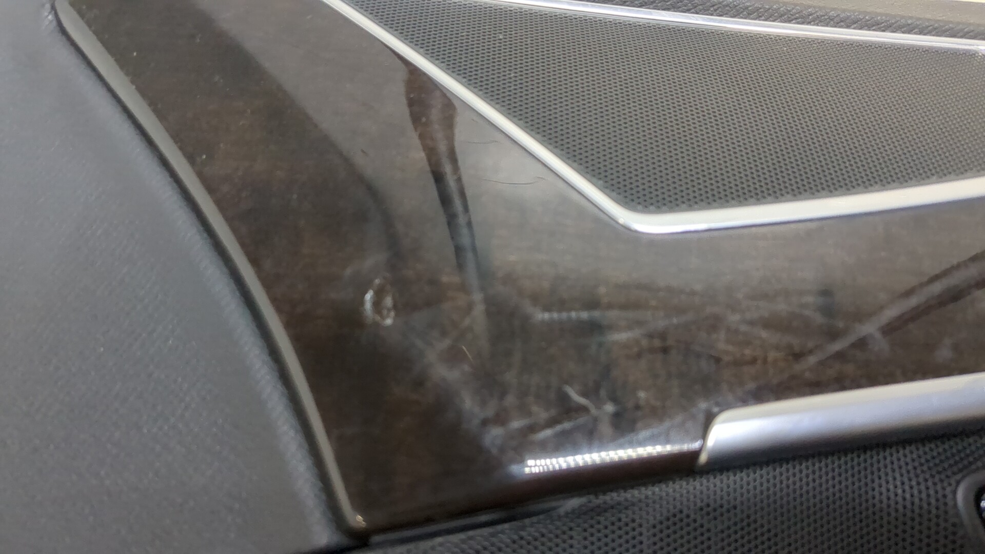 Обшивка двери передней правой