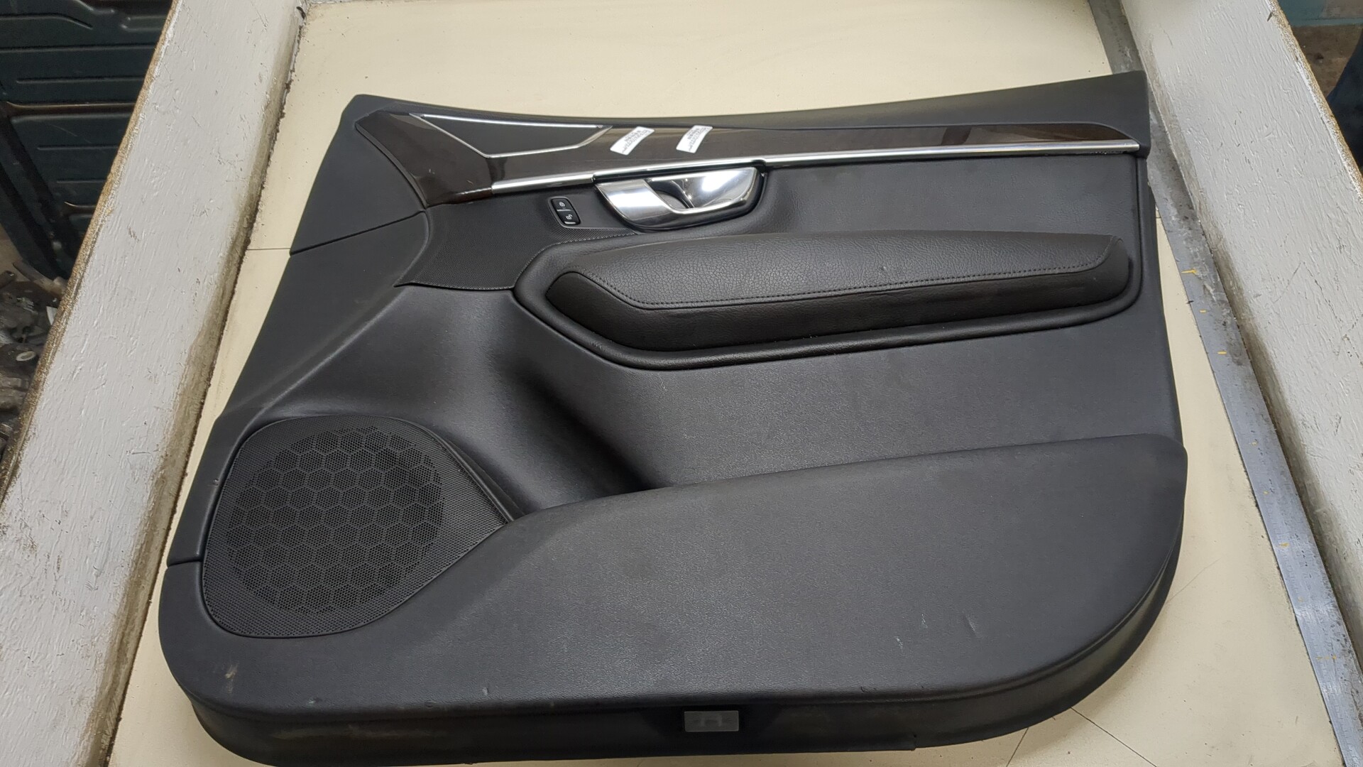 Обшивка двери передней правой