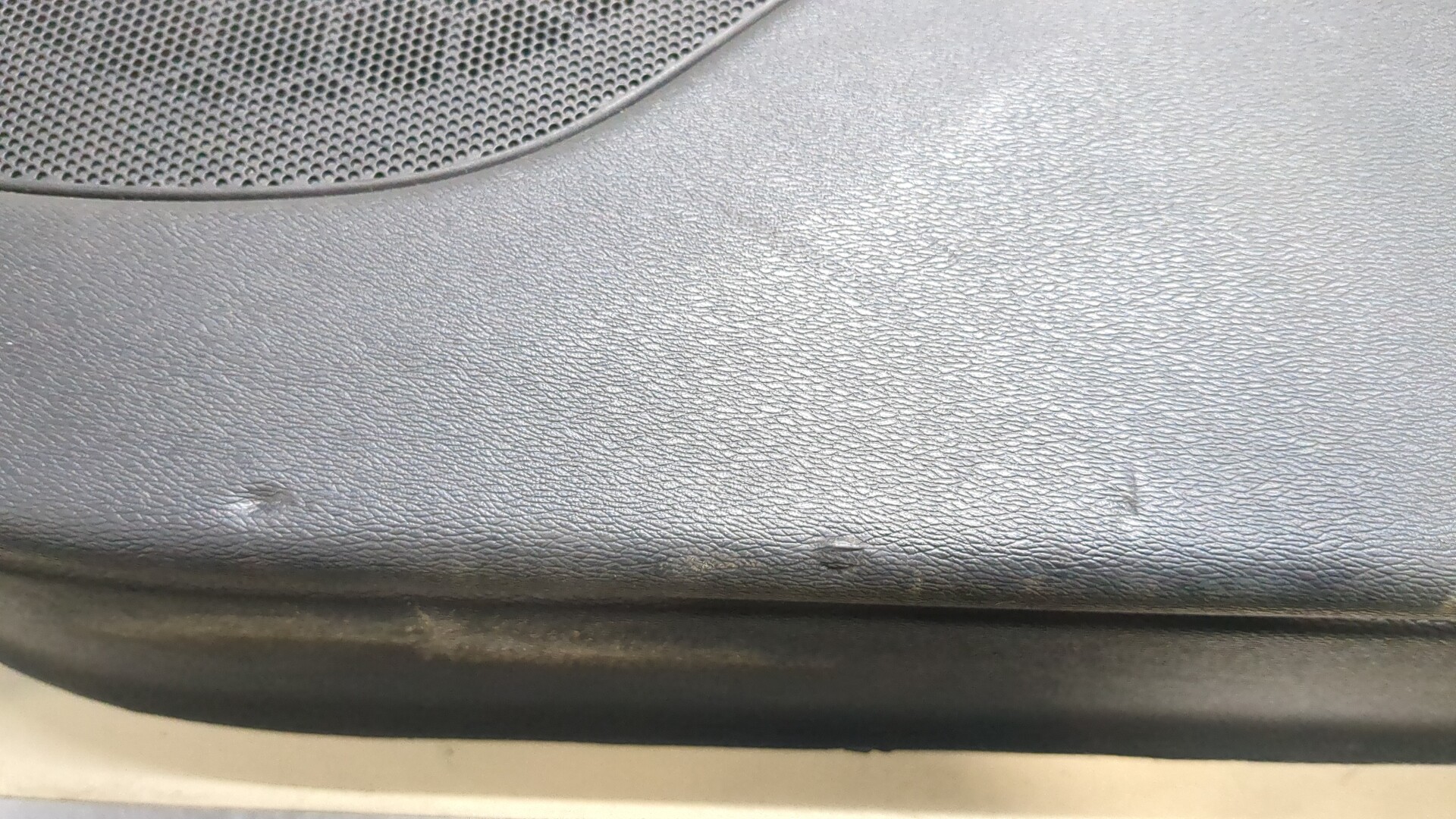 Обшивка двери передней правой