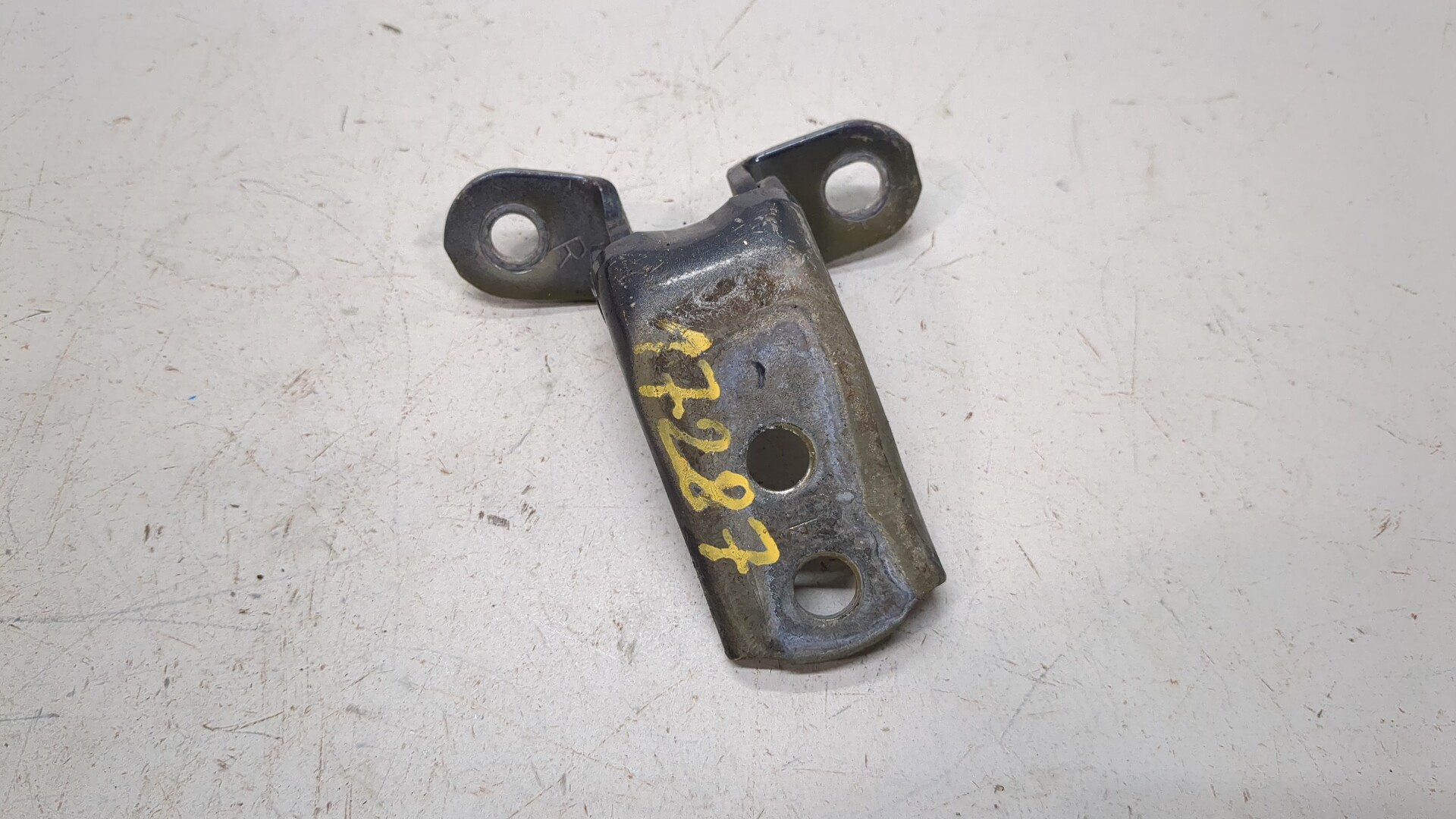 Петля двери