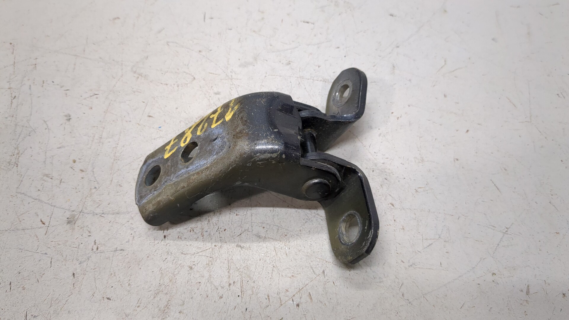 Петля двери