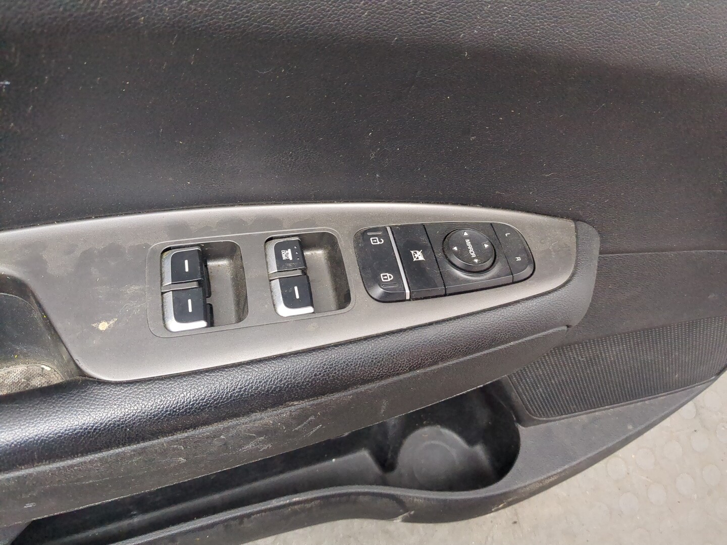 Обшивка двери передней левой