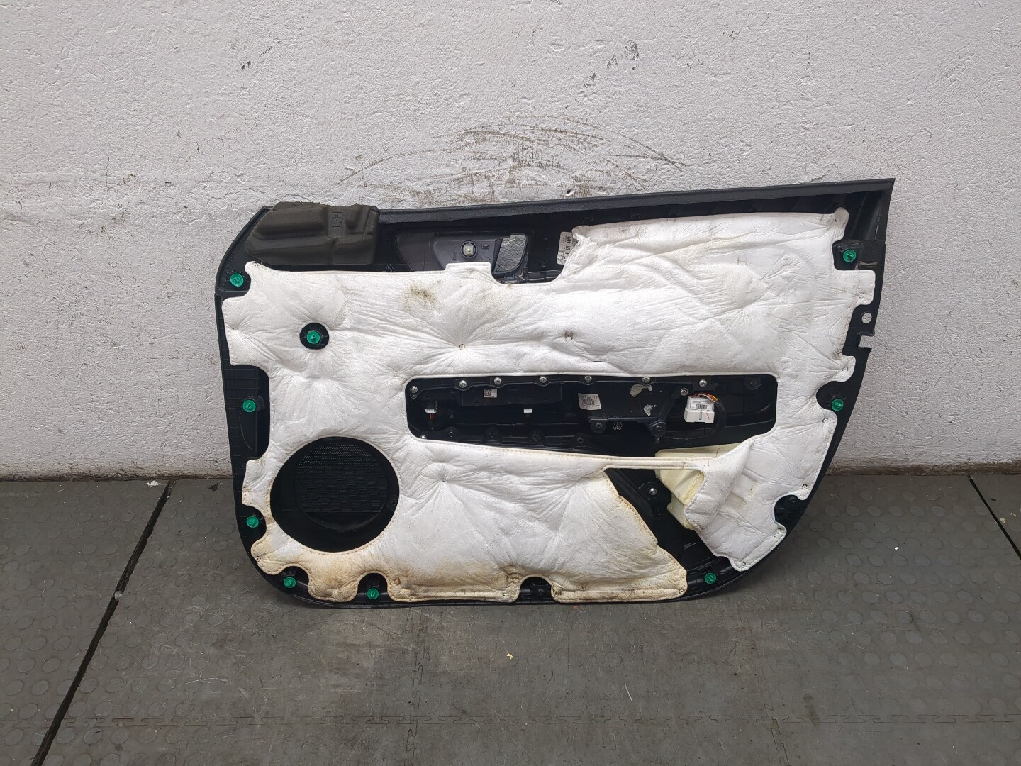 Обшивка двери передней левой