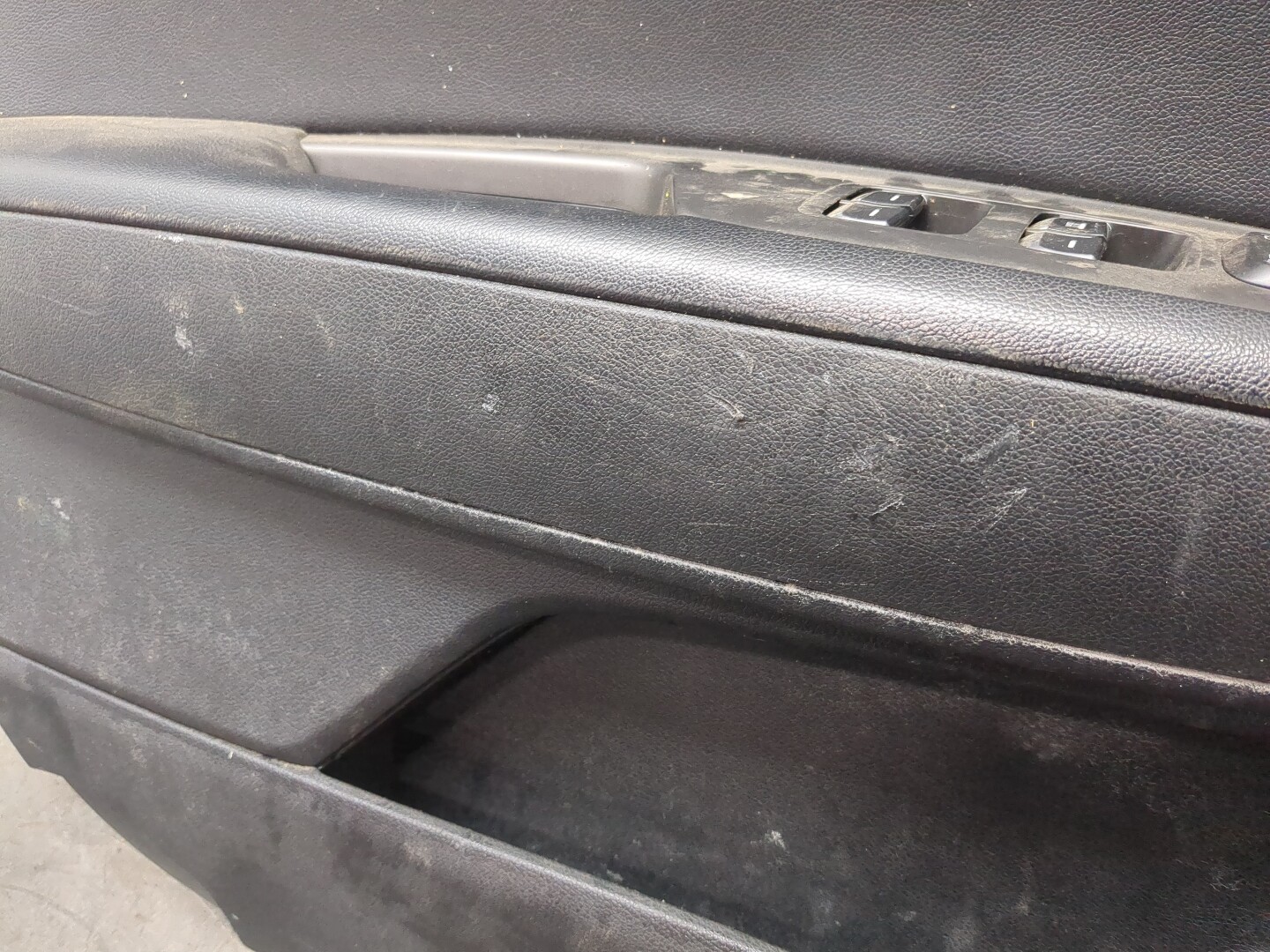 Обшивка двери передней левой