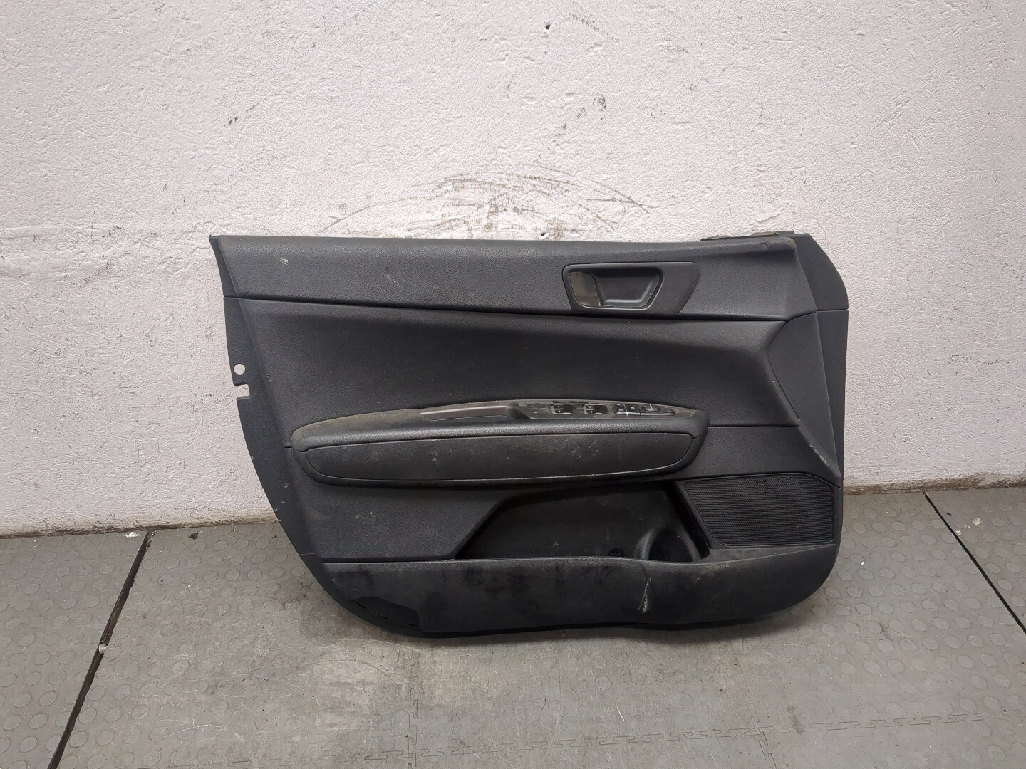 Обшивка двери передней левой