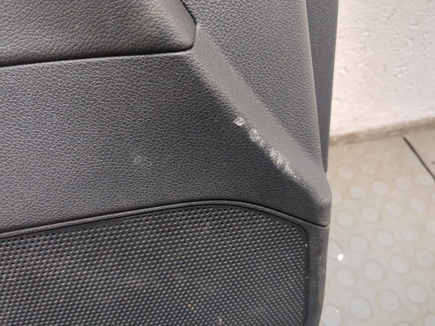 Обшивка двери передней левой